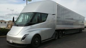 Tesla kamionokat tesztelhet a magyar fuvarozó cég